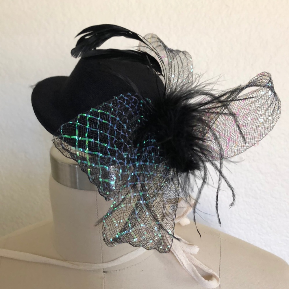 Mini top hat w/feathers & iridescent ribbon detail